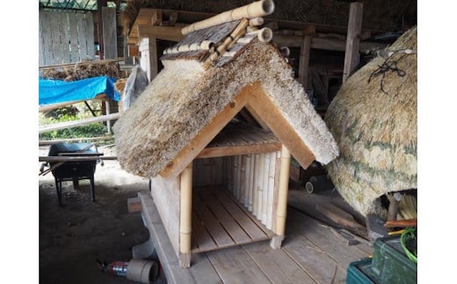 茅葺き屋根の犬小屋