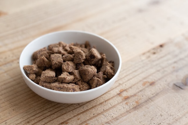 お皿に入ったモグキューブ