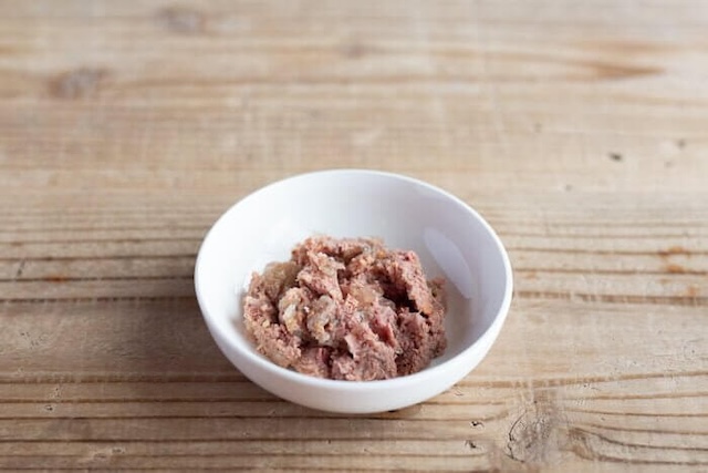 お皿に入れられたカナガンウェット