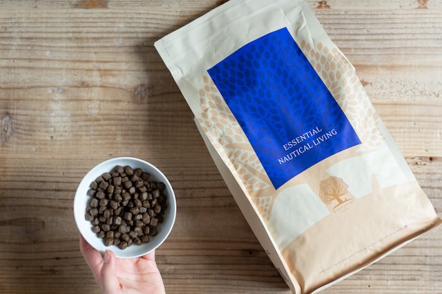 エッセンシャルドッグフードと容器に入れられた粒