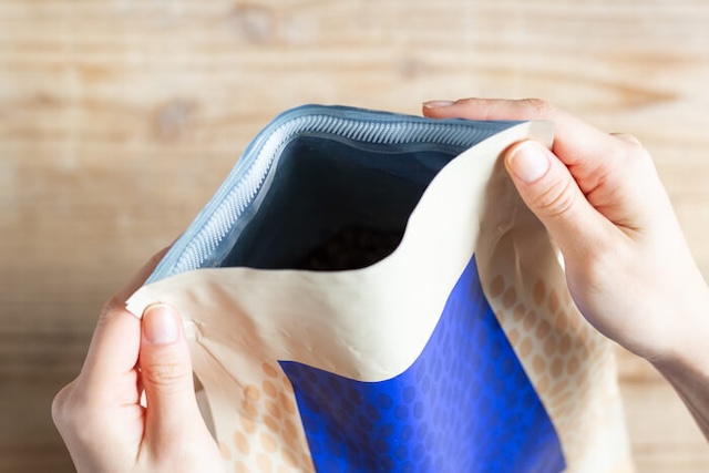 エッセンシャルドッグフードのパッケージのジッパー