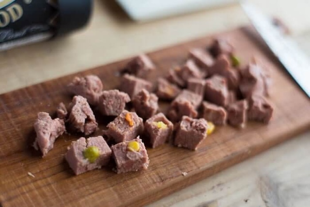 サイコロ状にカットされたブッチドッグフード