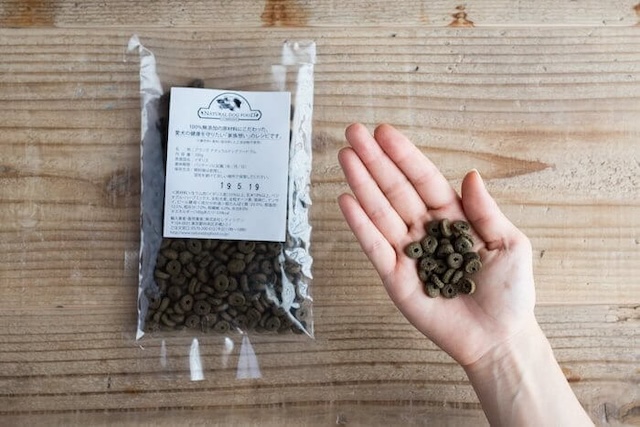 ナチュラルドッグフードお試しサンプル100gのフードを手に乗せた写真