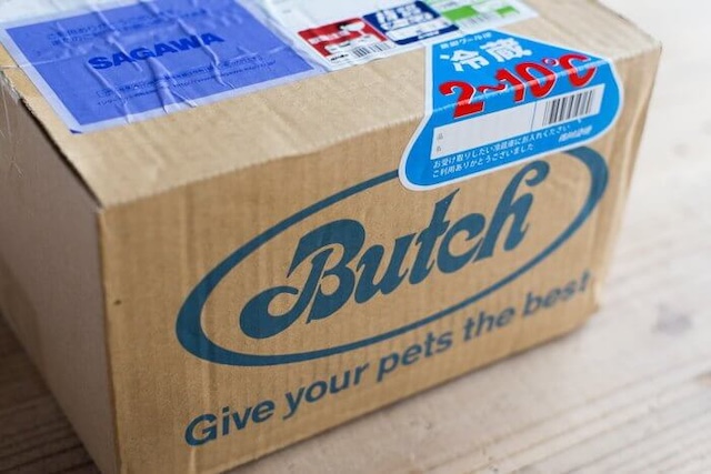 ブッチドッグフードが入った段ボール