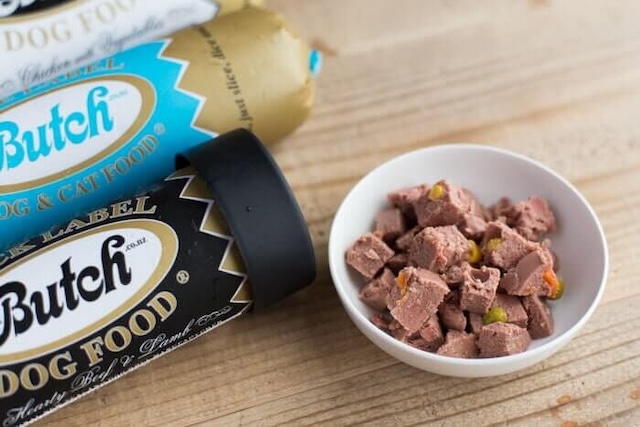 ブッチドッグフードとカットされたフード