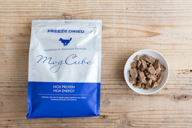 モグキューブとお皿に入ったフード