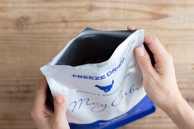 モグキューブのパッケージのジッパー