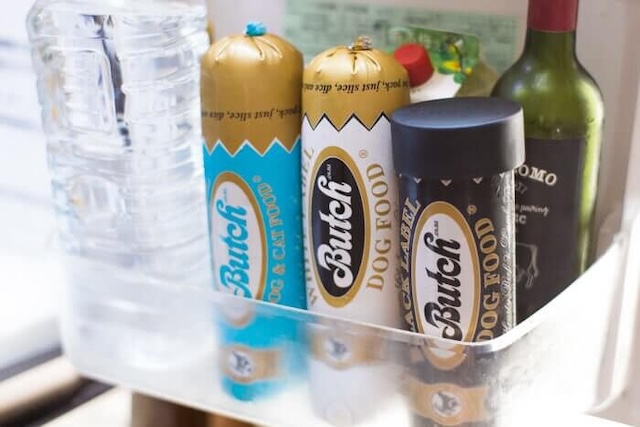 冷蔵庫に保存されているブッチドッグフード