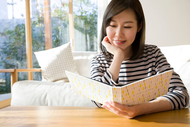 思いでを振り返る女性