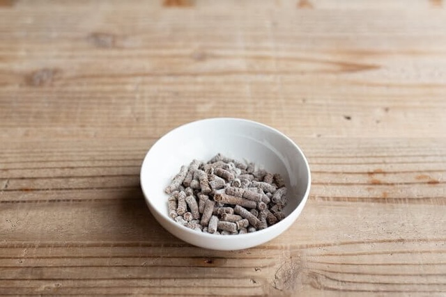 歯磨きパウダーと混ざったみらいのドッグフード長寿サポート