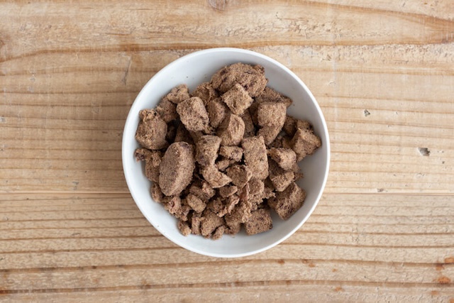 白いお皿に入ったモグキューブ