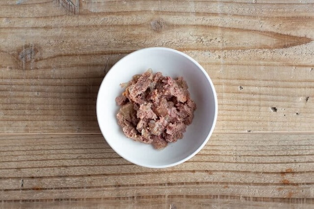 白いお皿に入れられたカナガンウェット