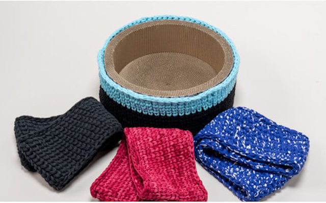 Tシャツヤーンの手編みカバー付き 猫の爪研ぎ（黒）