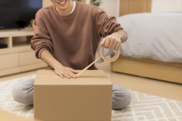 段ボールと男性