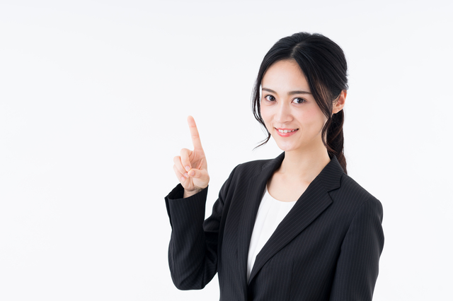 ポーズをとる女性