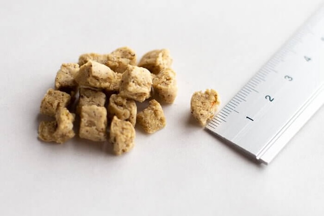 イー・チキンの粒のサイズ