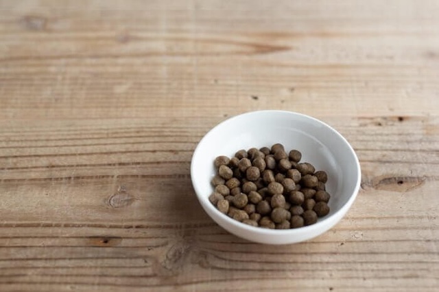 白いボウルに入られたファインペッツ極