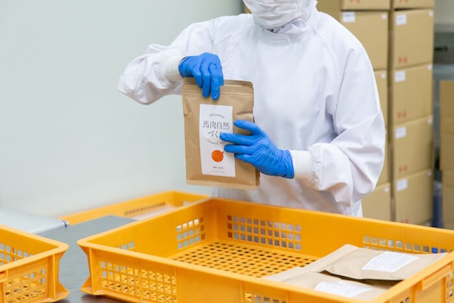 ひとつひとつ検品する様子