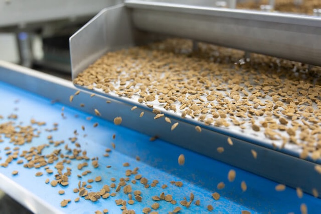 ふるい選別機からでてきた馬肉自然づくり