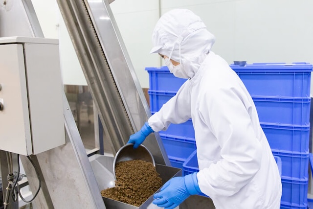 バケットリフトに粒を入れる様子