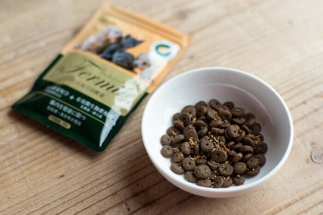 フェルミックをふりかけられたフード