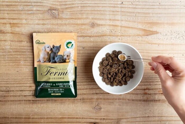 フードにふりかけられたフェルミック