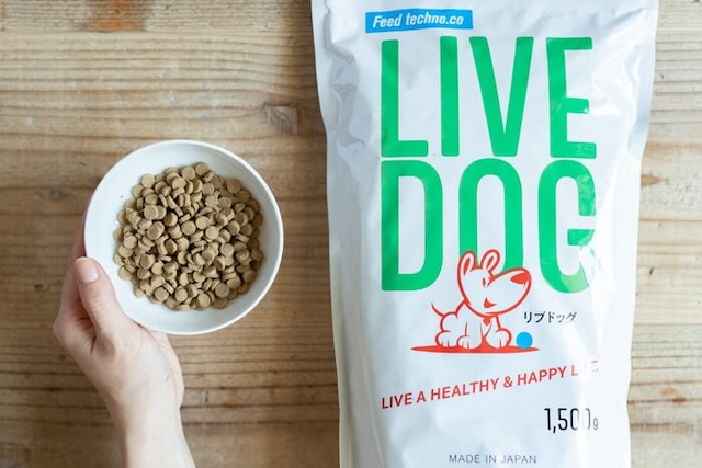 リブドッグのお皿に入ったフード