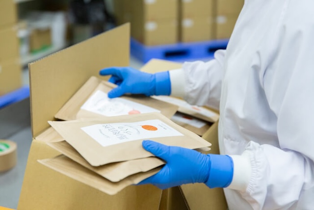 丁寧に箱詰めする様子