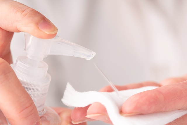 容器から液体を出す人